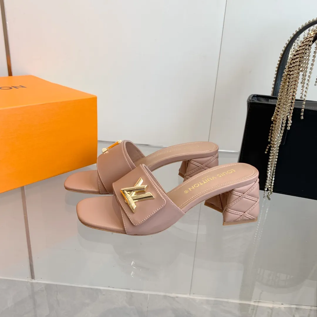 👟👟Ex-factory price 520👟👟 LV | Louis Vuitton ²⁰²³ 𝐬𝐬 🧡💚2️⃣0️⃣2️⃣4️⃣Early spring new model, top version⚠️ The counter features the latest models, square toe sandals, hard goods are new🆕 ❥Purchase level! Full of high-end feel! A popular model among bloggers at home and abroad, it’s retro and fashionable and looks amazing on your feet! Mainly recommended model on the official website★ ━━━━━ ЅᏇєєt ━━━━━ ▪️Upper: original cowhide + metal buckle ▪️Lining: imported goatskin lining ▪️Outsole: original Italian leather outsole ▪️Heel height: 5.5cm 9cm ▪️Shoe size: 35-39 (40 and 41 customized items are not returnable or exchangeable)